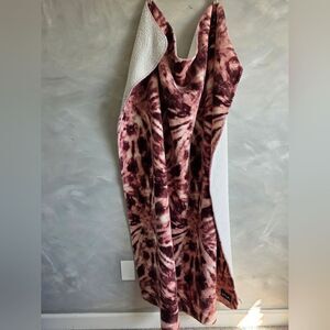 Victoria's Secret PINK Sherpa blanket DAMSEL PINK 50x60 Pink Burgundy